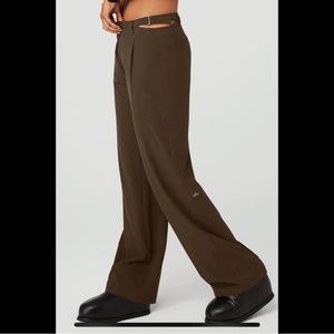 NWT Alo Yoga Mid-Rise Showdown Trouser
